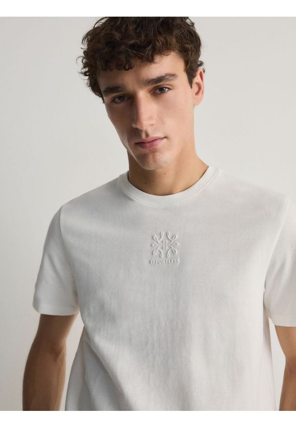 Reserved - T-shirt regular fit z haftem - złamana biel. Materiał: bawełna, dzianina. Wzór: haft