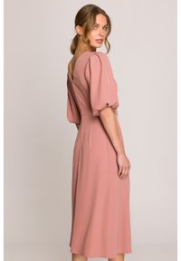Stylove - Elegancka sukienka koktajlowa z bufiastymi rękawami różana. Okazja: na imprezę, na wesele, na ślub cywilny. Kolor: różowy. Materiał: elastan, materiał. Długość rękawa: krótki rękaw. Sezon: lato. Typ sukienki: rozkloszowane. Styl: wizytowy, elegancki. Długość: midi
