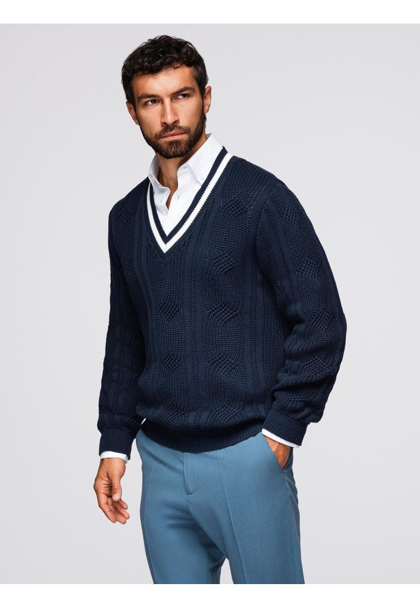 Ombre Clothing - Męski sweter o splocie warkoczowym z dekoltem w serek - granatowy V2 - Rozmiar: L. Okazja: na co dzień. Typ kołnierza: dekolt w serek. Kolor: niebieski. Materiał: dzianina, bawełna. Wzór: ze splotem. Styl: klasyczny, casual, elegancki, sportowy