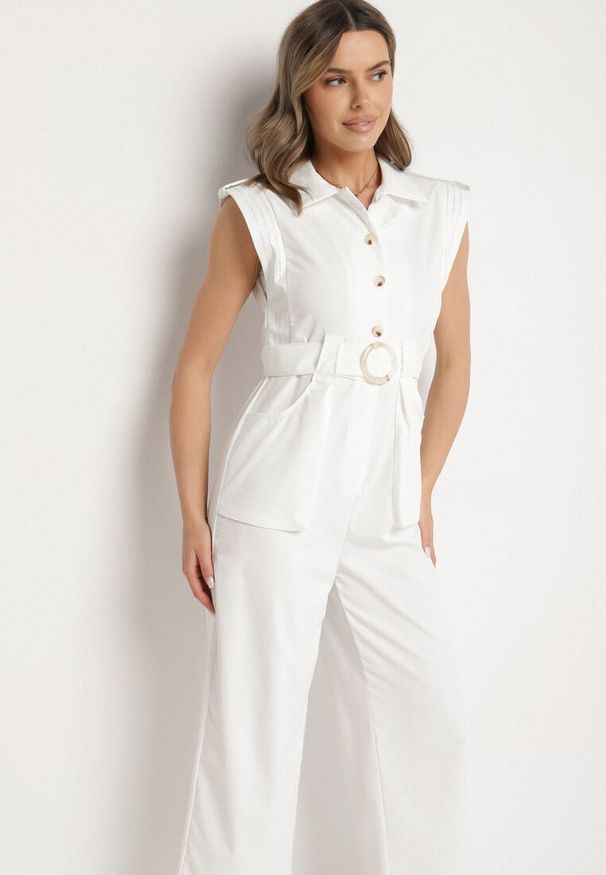 Born2be - Biały Taliowany Kombinezon z Guzikami i Cyrkoniami Lumalise. Kolor: biały. Styl: glamour, klasyczny