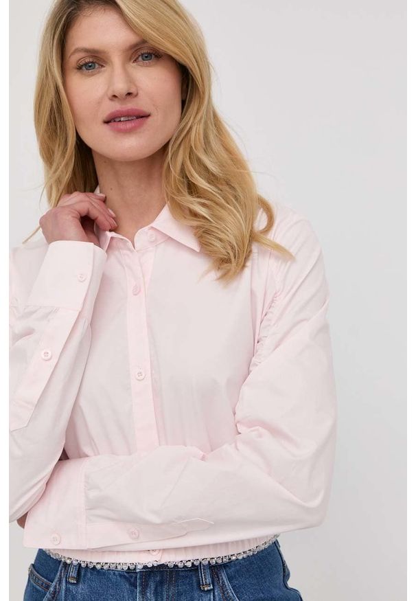 Miss Sixty koszula bawełniana damska kolor różowy regular z kołnierzykiem klasycznym. Okazja: na co dzień. Typ kołnierza: kołnierzyk klasyczny. Kolor: różowy. Materiał: bawełna. Wzór: aplikacja. Styl: klasyczny