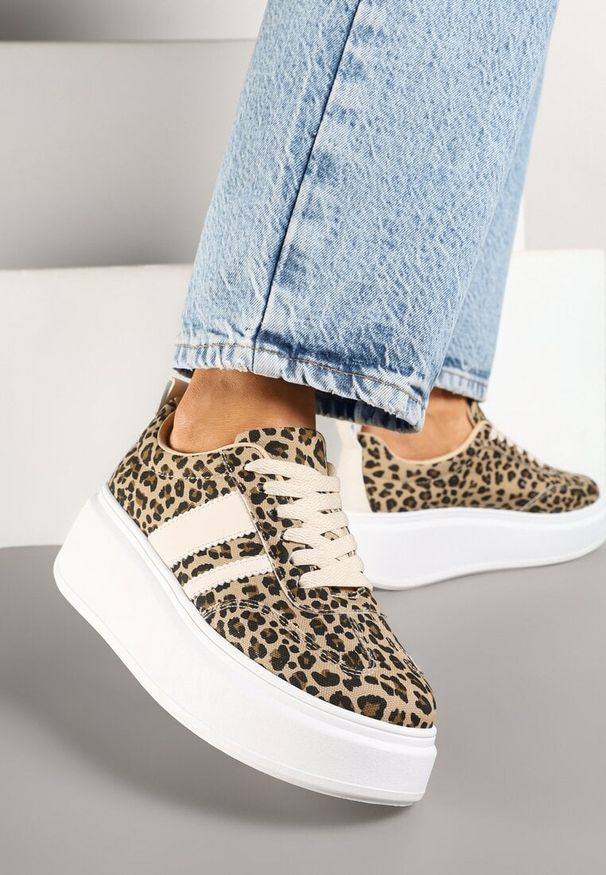 Born2be - Panterkowe Sneakersy Kultowe Tenisówki na Platformie z Koturnem Elisara. Okazja: na co dzień, na spacer. Zapięcie: sznurówki. Materiał: jeans. Obcas: na koturnie. Sport: turystyka piesza