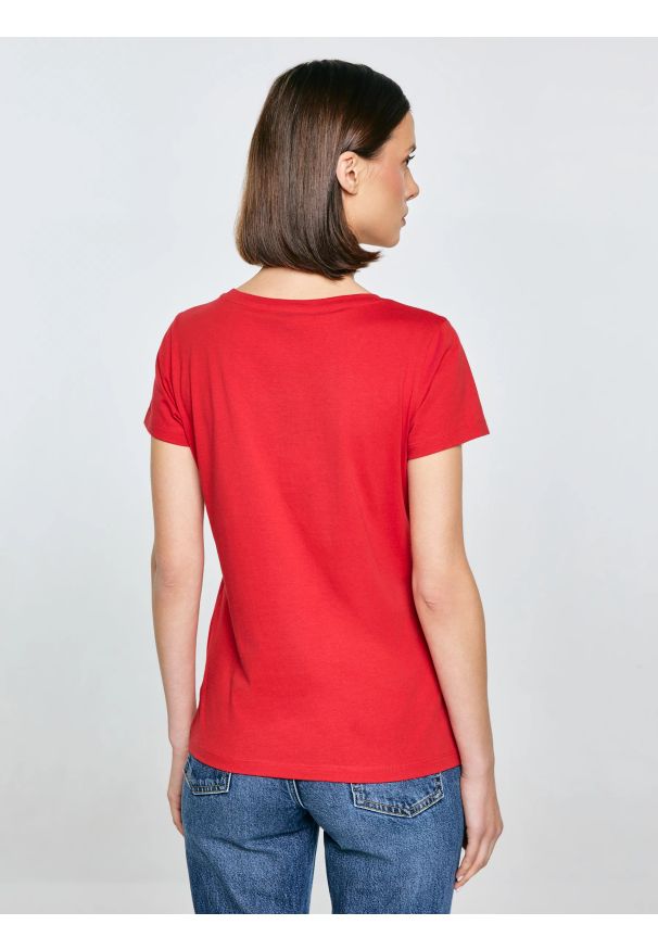 Big-Star - Koszulka damska z nadrukiem czerwona Serra 603. Okazja: na co dzień. Kolor: czerwony. Materiał: jeans, dzianina. Długość rękawa: krótki rękaw. Długość: krótkie. Wzór: nadruk. Sezon: zima. Styl: retro, casual, klasyczny, wizytowy