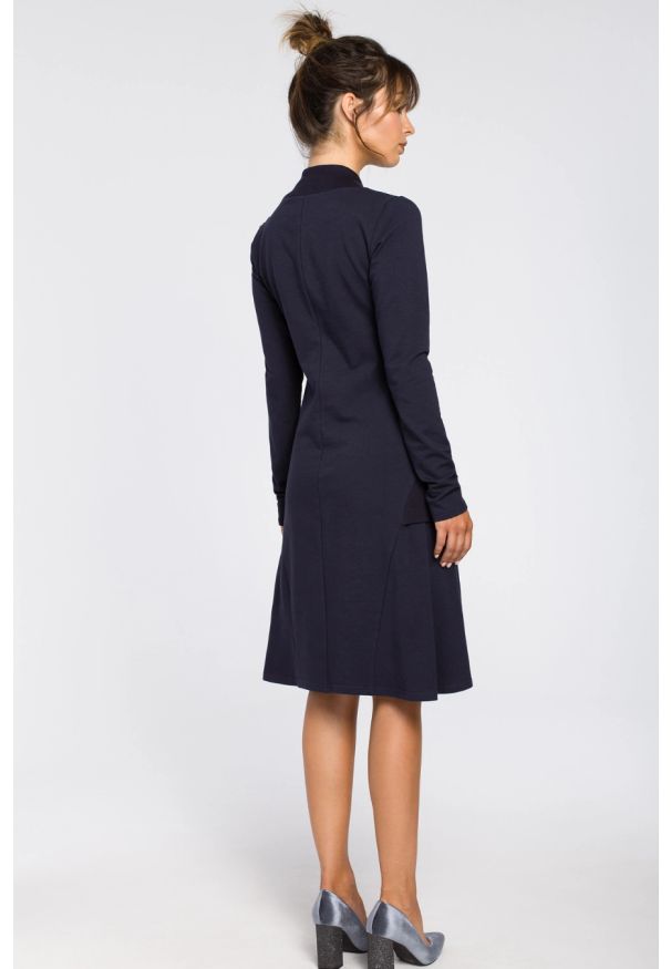 BeWear - Sukienka trapezowa z bawełnianej dzianiny granatowa. Okazja: na co dzień. Typ kołnierza: kołnierzyk stójkowy, dekolt w kształcie V. Kolor: niebieski. Materiał: dzianina, bawełna. Typ sukienki: trapezowe. Styl: sportowy, casual, elegancki, klasyczny. Długość: midi