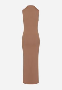 Born2be - Ciemnobeżowa Dopasowana Sukienka z Wełną Zdobiona Marszczeniem i Rozcięciem Lisarea. Okazja: na co dzień. Kolor: beżowy. Materiał: wełna. Wzór: aplikacja. Sezon: lato. Typ sukienki: dopasowane. Styl: casual, klasyczny #5