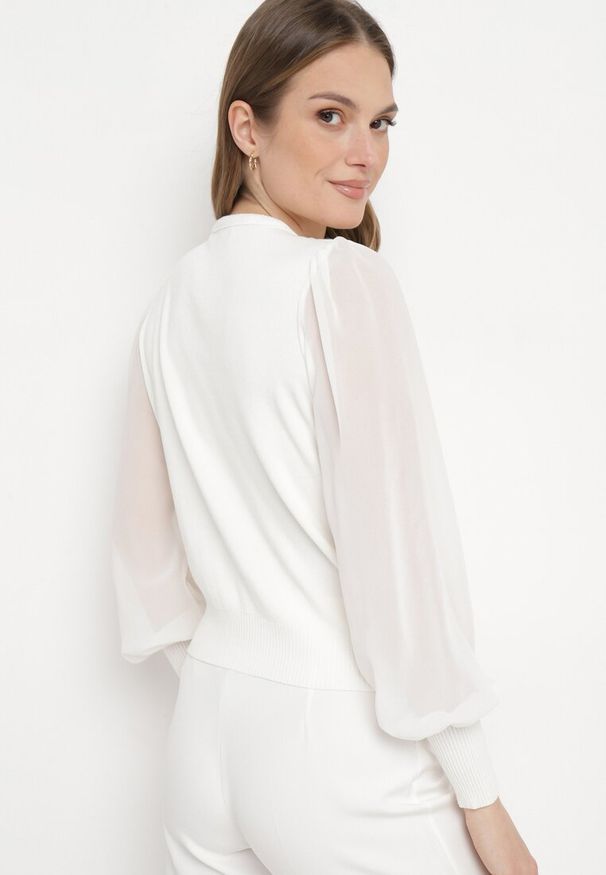 Born2be - Biała Elegancka Bluzka z Ozdobnymi Guzikami i Siateczkowymi Rękawami ze Ściągaczem Melorian. Okazja: na co dzień. Typ kołnierza: dekolt w łódkę. Kolor: biały. Materiał: jeans. Styl: elegancki