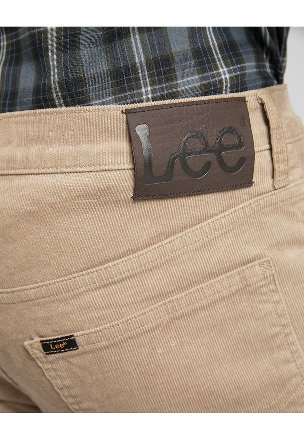 Lee - LEE DAREN MĘSKIE SPODNIE MATERIAŁOWE BEIGE L707RL97 112118391. Materiał: materiał