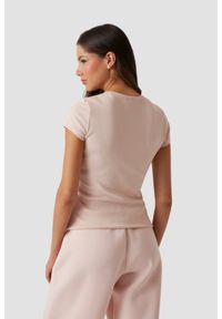 Guess - GUESS Różowy t-shirt damski Kiara. Kolor: różowy #5