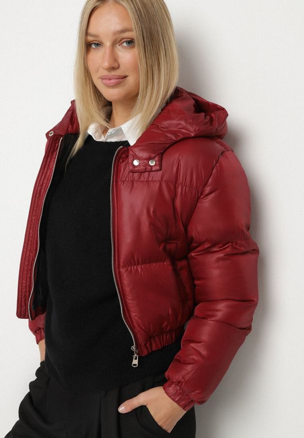 Born2be - Bordowa Kurtka Pikowana o Krótkim Fasonie z Kapturem Tinthella. Okazja: na co dzień, na spacer. Typ kołnierza: kaptur. Kolor: czerwony. Materiał: jeans. Długość: krótkie. Wzór: aplikacja. Styl: casual, elegancki