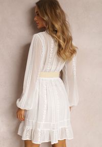 Renee - Biała Sukienka Merrinni. Kolor: biały. Materiał: tkanina. Wzór: haft. Styl: klasyczny, boho