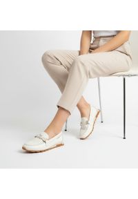 Półbuty damskie Hispanitas, ze skóry naturalnej z wsuwanym krojem oraz zaokrąglonym noskiem, białe, HV264662 Bolero-V26 Panna. Okazja: na co dzień. Kolor: biały. Materiał: skóra. Sezon: wiosna, lato. Styl: casual, klasyczny #6