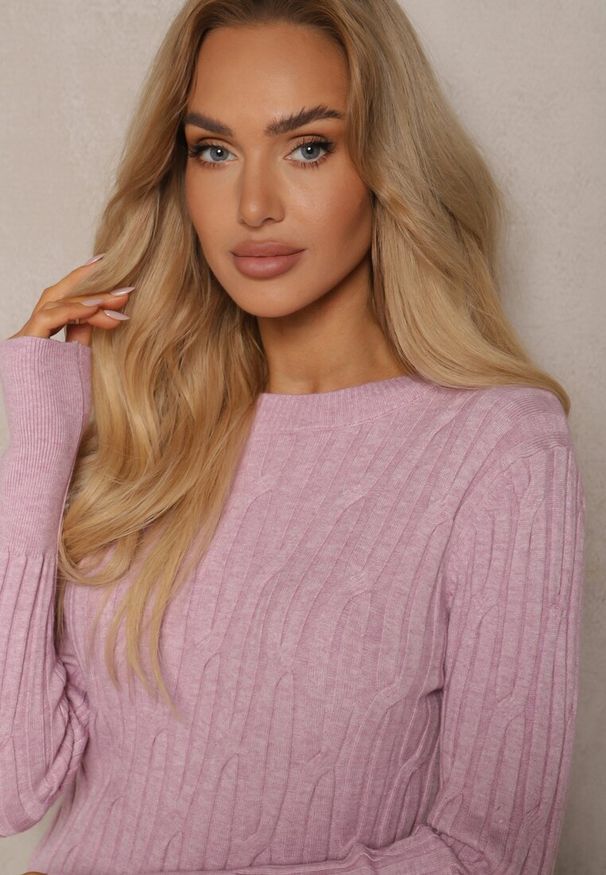 Renee - Jasnoróżowy Sweter z Wiskozą i Ozdobnym Splotem Saviana. Okazja: na co dzień. Kolor: różowy. Materiał: wiskoza. Wzór: ze splotem. Styl: casual, elegancki