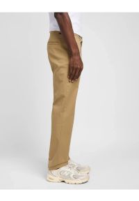 Lee - LEE MĘSKIE SPODNIE MATERIAŁOWE LEE REGULAR CHINO CLAY L71FTY60 112145529. Materiał: materiał