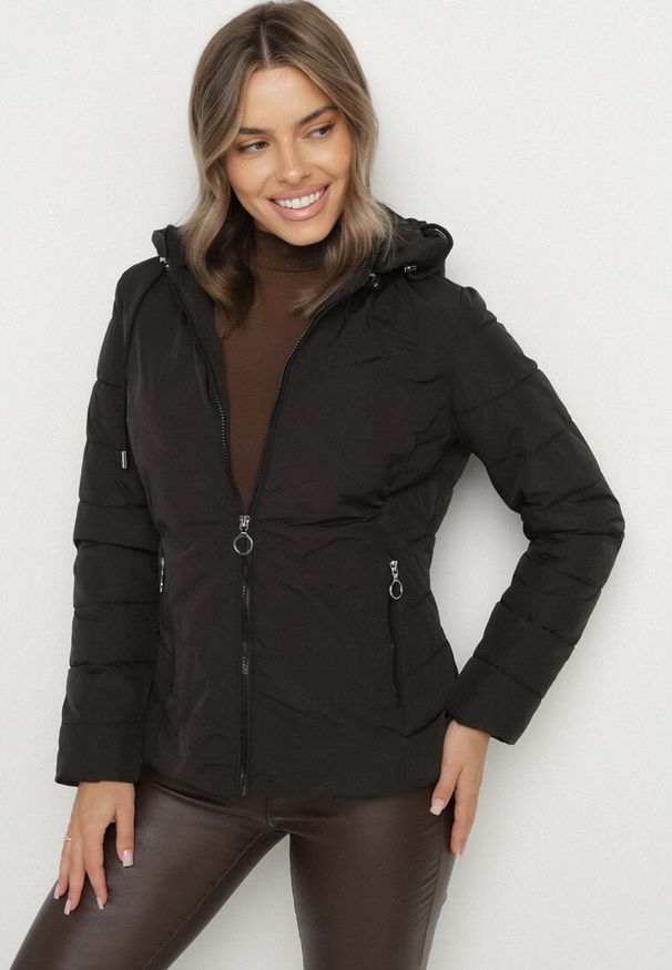 Born2be - Czarna Przejściowa Kurtka z Pikowanymi Przeszyciami i Odpinanym Kapturem Olunea. Okazja: na spacer, na co dzień. Kolor: czarny. Materiał: jeans, poliester. Styl: casual, elegancki