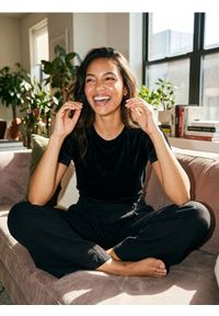 Sinsay - Koszulka basic z welurowym wykończeniem - czarny. Kolor: czarny. Materiał: welur #1