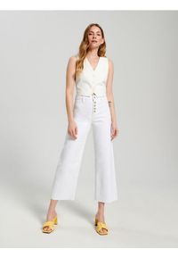 Sinsay - Jeansy cropped high waist - kremowy. Stan: podwyższony. Kolor: kremowy. Długość: krótkie #1