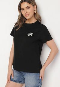 Born2be - Czarny T-shirt z Bawełny Ozdobiony Naszywką Firolee. Okazja: na co dzień. Kolor: czarny. Materiał: bawełna. Wzór: aplikacja. Styl: casual