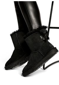 Ugg - Buty zimowe damskie UGG W Mini Bailey Bow II (1016501-BLK). Okazja: na plażę. Kolor: czarny. Materiał: materiał. Sezon: zima. Styl: młodzieżowy