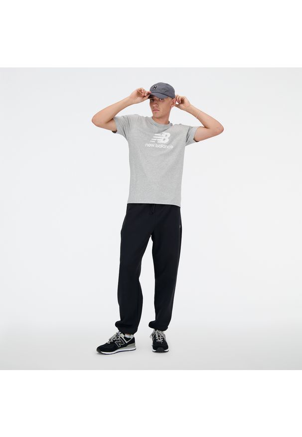 Koszulka męska New Balance MT41502AG – szara. Kolor: szary. Materiał: bawełna, dresówka. Długość rękawa: krótki rękaw. Długość: krótkie. Wzór: nadruk, napisy