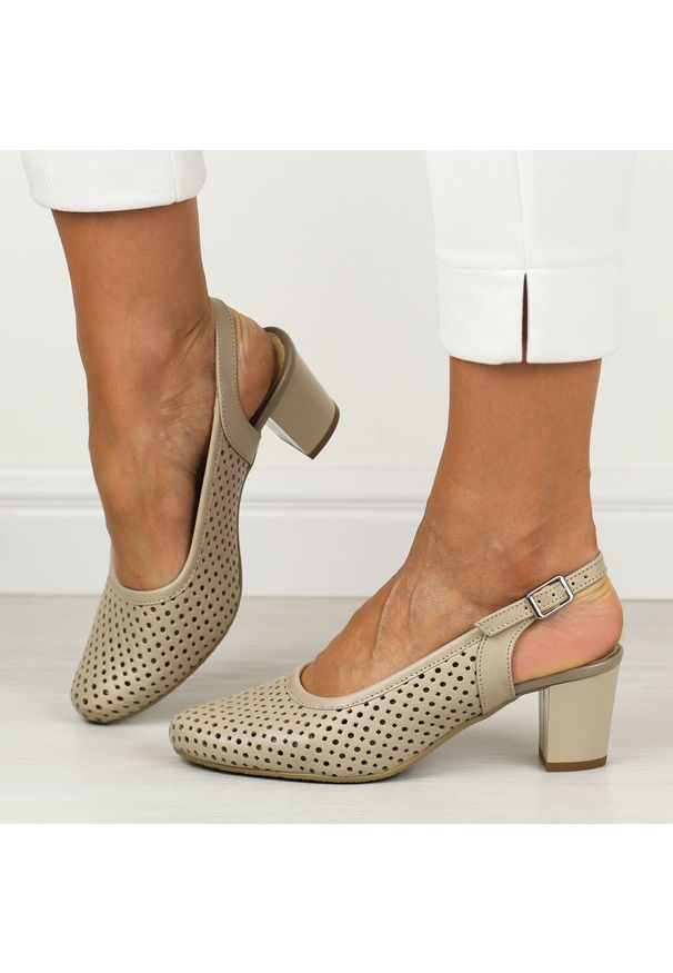 Beżowe skórzane ażurowe Polskie czółenka damskie bez pięty Gregors 641. Okazja: na co dzień. Nosek buta: okrągły. Zapięcie: pasek. Kolor: beżowy. Wzór: ażurowy. Materiał: skóra. Sezon: wiosna, lato. Obcas: na obcasie. Styl: elegancki, klasyczny, casual, wizytowy. Wysokość obcasa: średni