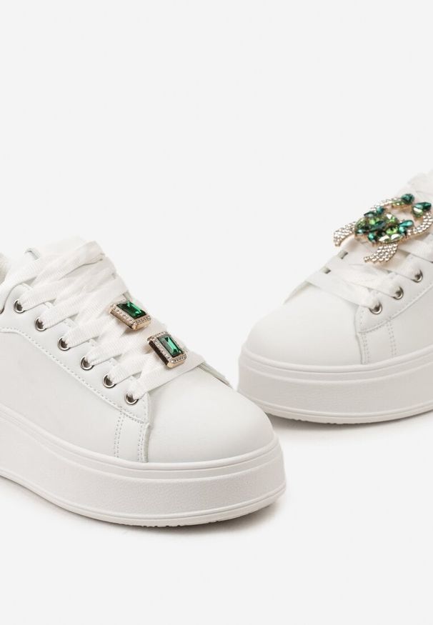 Born2be - Biało-Zielone Sneakersy na Platformie z Odpinanymi Zawieszkami Przy Sznurówkach Harhi. Zapięcie: sznurówki. Kolor: biały. Materiał: bawełna, jeans. Obcas: na platformie