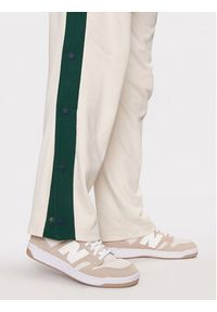 New Balance Spodnie dresowe Greatest Hits MP41504 Beżowy Regular Fit. Kolor: beżowy. Materiał: bawełna