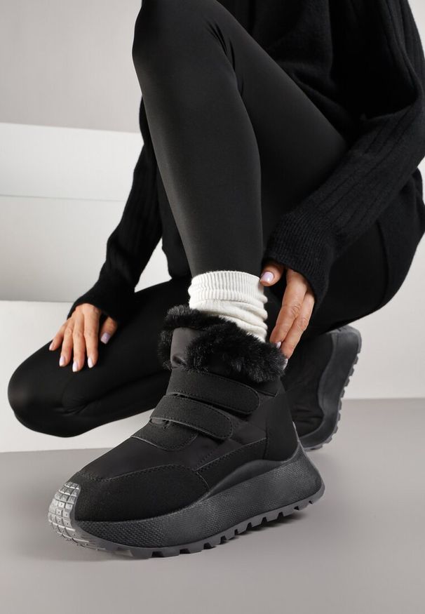 Born2be - Czarne Sneakersy Śniegowce Vices na Grubej Podeszwie z Zapięciem na Rzep i Futrem Nelisella. Zapięcie: rzepy. Kolor: czarny. Materiał: futro. Wzór: aplikacja. Sezon: zima
