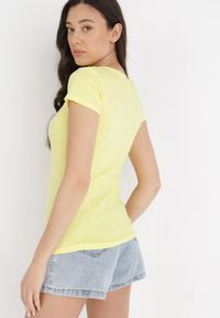 Born2be - Żółty T-shirt Eudinna. Okazja: na co dzień. Kolor: żółty. Materiał: tkanina, bawełna. Długość rękawa: krótki rękaw. Długość: krótkie. Styl: klasyczny, casual