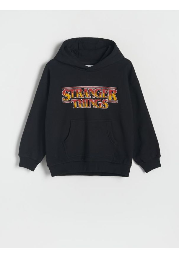 Reserved - Bluza oversize Stranger Things - czarny. Kolor: czarny. Materiał: bawełna, dzianina, wiskoza