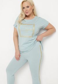 Born2be - Jasnoniebieski Bawełniany Komplet Dresowy Letni Koszulka z Nadrukiem i Spodnie 3/4 Nelene. Kolor: niebieski. Materiał: bawełna, dresówka. Wzór: nadruk #4