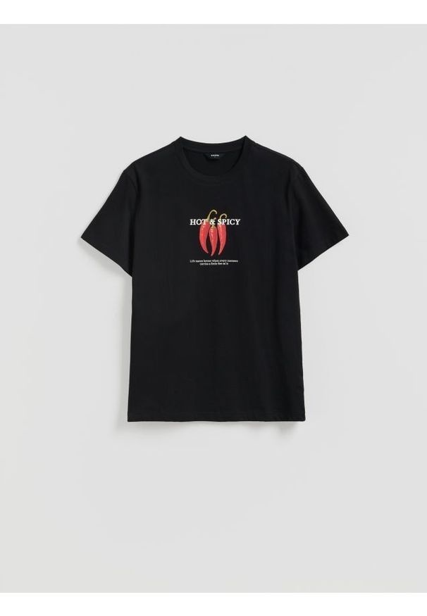 Reserved - T-shirt regular z nadrukiem - czarny. Kolor: czarny. Materiał: bawełna, dzianina. Wzór: nadruk