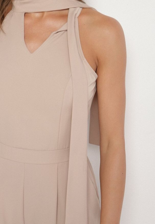 Born2be - Beżowy Kombinezon Bez Rękawów z Ozdobnym Wiązaniem i Szerokimi Nogawkami Silarine. Okazja: na co dzień. Kolor: beżowy. Materiał: jeans. Długość rękawa: bez rękawów. Styl: elegancki, casual, klasyczny, sportowy