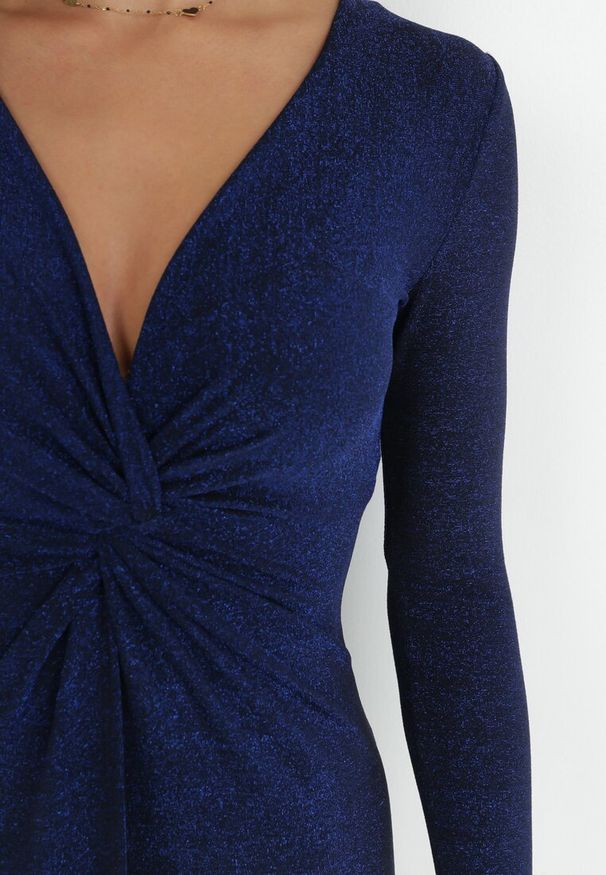 Born2be - Granatowa Sukienka z Marszczeniem przy Dekolcie Metaliczna Sisio. Okazja: na co dzień. Kolor: niebieski. Długość rękawa: długi rękaw. Typ sukienki: dopasowane, sportowe, proste. Styl: casual, sportowy