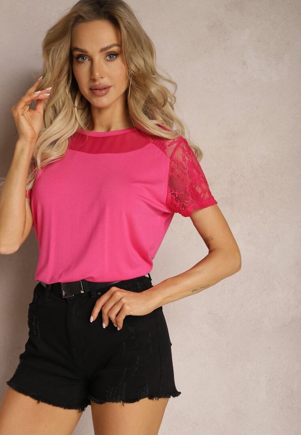 Renee - Różowa Bluzka z Wiskozy Ozdobiona Siateczką i Koronką Tinklea. Kolor: różowy. Materiał: wiskoza, koronka. Wzór: aplikacja, koronka