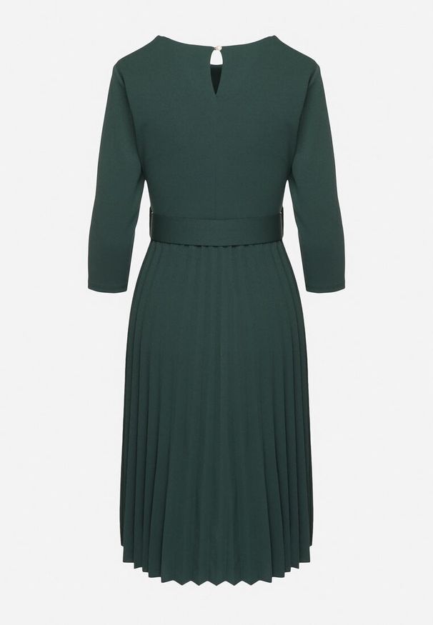 Born2be - Ciemnozielona Rozkloszowana Sukienka z Plisami i Paskiem z Klamrą Lennoria. Okazja: do pracy, na spotkanie biznesowe. Kolor: zielony. Typ sukienki: rozkloszowane. Styl: elegancki, biznesowy