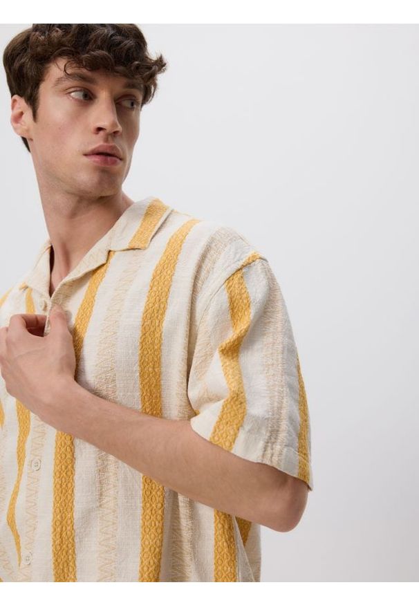 Reserved - Koszula comfort fit - bursztynowy. Kolor: pomarańczowy. Materiał: tkanina, bawełna