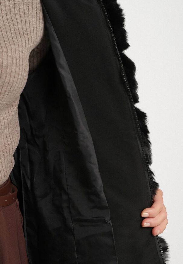 Born2be - Czarna Pikowana Kurtka z Kapturem i Paskiem z Klamrą Zdobiona Futerkiem Ollina. Okazja: na co dzień. Typ kołnierza: kaptur. Kolor: czarny. Materiał: futro. Wzór: aplikacja. Styl: casual, elegancki