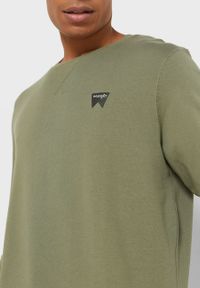 Wrangler - WRANGLER SIGN OFF CREW MĘSKA BLUZA KLASYCZNA LOGO DEEP LICHEN W661HAX1X. Styl: klasyczny