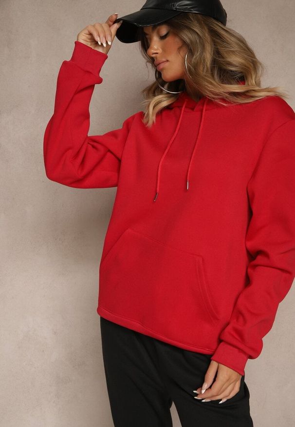 Renee - Czerwona Bluza z Kapturem Ozdobiona Ściągaczami Invila. Okazja: na co dzień. Typ kołnierza: kaptur. Kolor: czerwony. Wzór: aplikacja. Styl: casual, elegancki