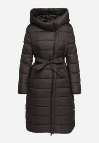 Born2be - Czarna Pikowana Kurtka o Długim Kroju z Paskiem i Futrzaną Wyściółką Fivlemi. Okazja: na co dzień. Kolor: czarny. Materiał: futro. Długość: długie. Sezon: zima. Styl: casual, elegancki #2