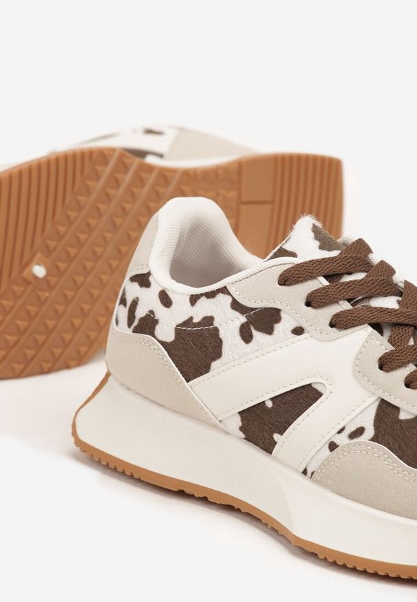 Renee - Beżowo-Brązowe Sneakersy na Płaskiej Podeszwie z Geometryczną Wstawką i Wzorem w Krowie Łaty Sewla. Kolor: beżowy. Materiał: jeans. Wzór: geometria. Obcas: na płaskiej podeszwie