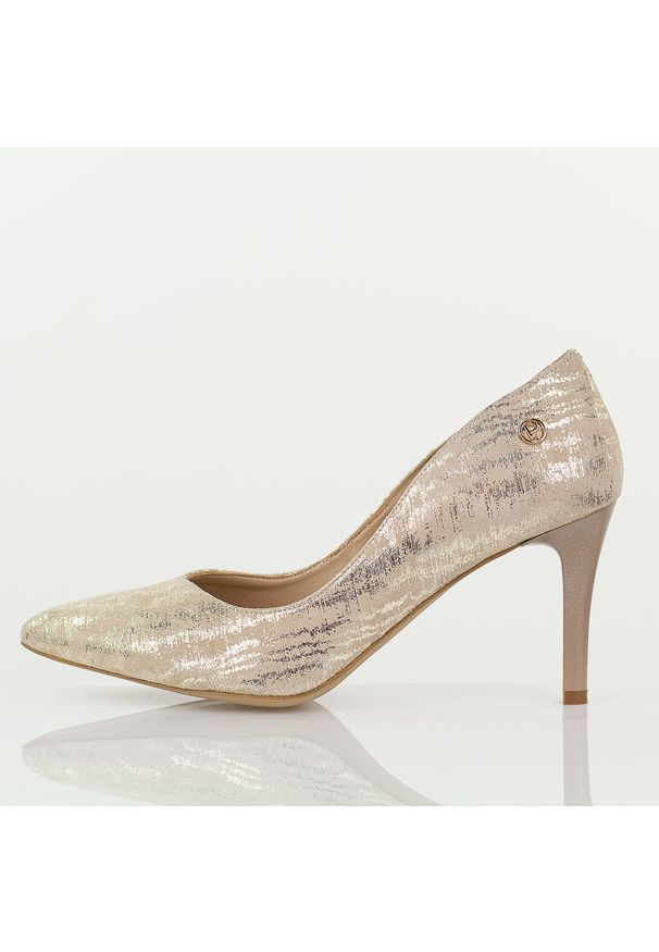 Złote skórzane Polskie szpilki damskie Prestige 2106 Zamsz. Okazja: na wesele, na ślub cywilny, na spotkanie biznesowe, na imprezę. Kolor: złoty. Materiał: skóra, zamsz. Szerokość cholewki: normalna. Obcas: na szpilce. Styl: glamour, biznesowy, elegancki, wizytowy, klasyczny