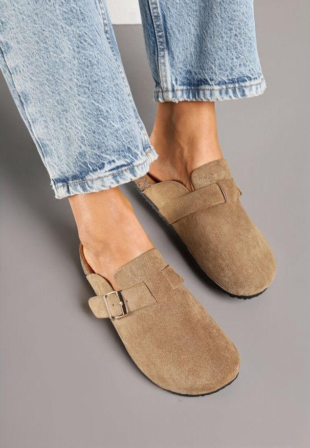 Renee - Ciemnobeżowe Klapki Ozdobione Klamrą na Pasku Zelevelis. Okazja: na co dzień. Kolor: beżowy. Materiał: jeans. Wzór: aplikacja. Obcas: na obcasie. Styl: casual, elegancki. Wysokość obcasa: niski