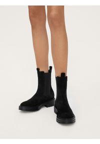 Kazar - Czarne proste botki damskie typu chelsea z wsuwaną cholewką. Kolor: czarny. Materiał: zamsz. Szerokość cholewki: normalna. Sezon: jesień, zima #5