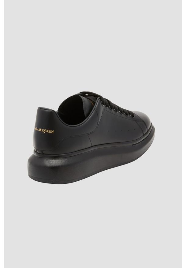 Alexander McQueen - ALEXANDER MCQUEEN Czarne sneakersy OVERSIZED. Kolor: czarny