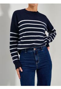 Sinsay - Sweter w paski - granatowy. Kolor: niebieski. Wzór: paski #1