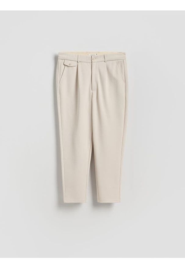 Reserved - Spodnie chino regular fit - beżowy. Kolor: beżowy. Materiał: bawełna, dzianina