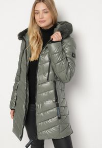Born2be - Zielona Pikowana Kurtka z Kapturem z Futerkiem Zorria. Typ kołnierza: kaptur. Kolekcja: plus size. Kolor: zielony. Materiał: futro. Wzór: aplikacja #4