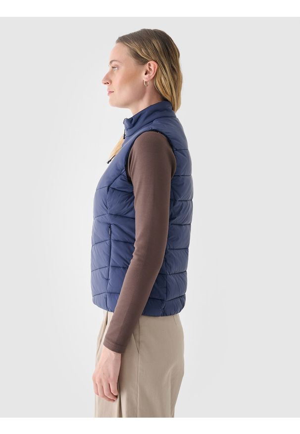 4f - 4F Bezrękawnik puchowy z wypełnieniem syntetycznym damski - granatowy XS. Okazja: na co dzień. Typ kołnierza: kołnierzyk stójkowy. Kolor: niebieski. Materiał: puch, syntetyk. Długość rękawa: bez rękawów. Długość: długie. Wzór: jodełka. Styl: klasyczny, casual, elegancki, sportowy