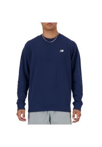 Bluza New Balance MT41507NNY - granatowa. Okazja: na co dzień. Kolor: niebieski. Materiał: tkanina, dresówka, poliester, bawełna. Wzór: aplikacja, napisy, haft. Styl: klasyczny, casual
